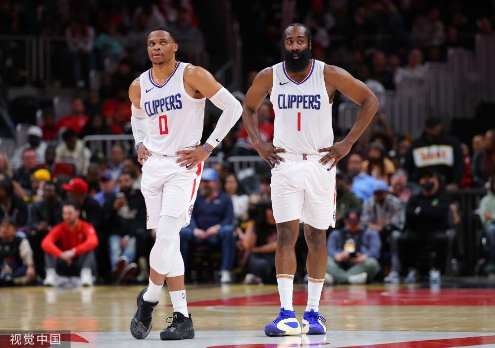 兰帕德被绝杀输球后有球迷冲进球场要和他自拍，被其直接拒绝.